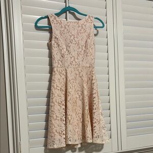 Elegant Lace Sleeveless Junior’s Dress - Peach/Cream Color. Size XXS